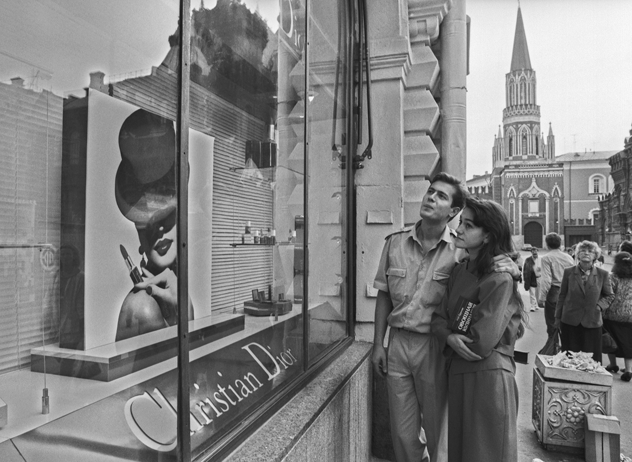 Прохожие у одной из витрин Государственного универсального магазина на Никольской улице, 1992 год