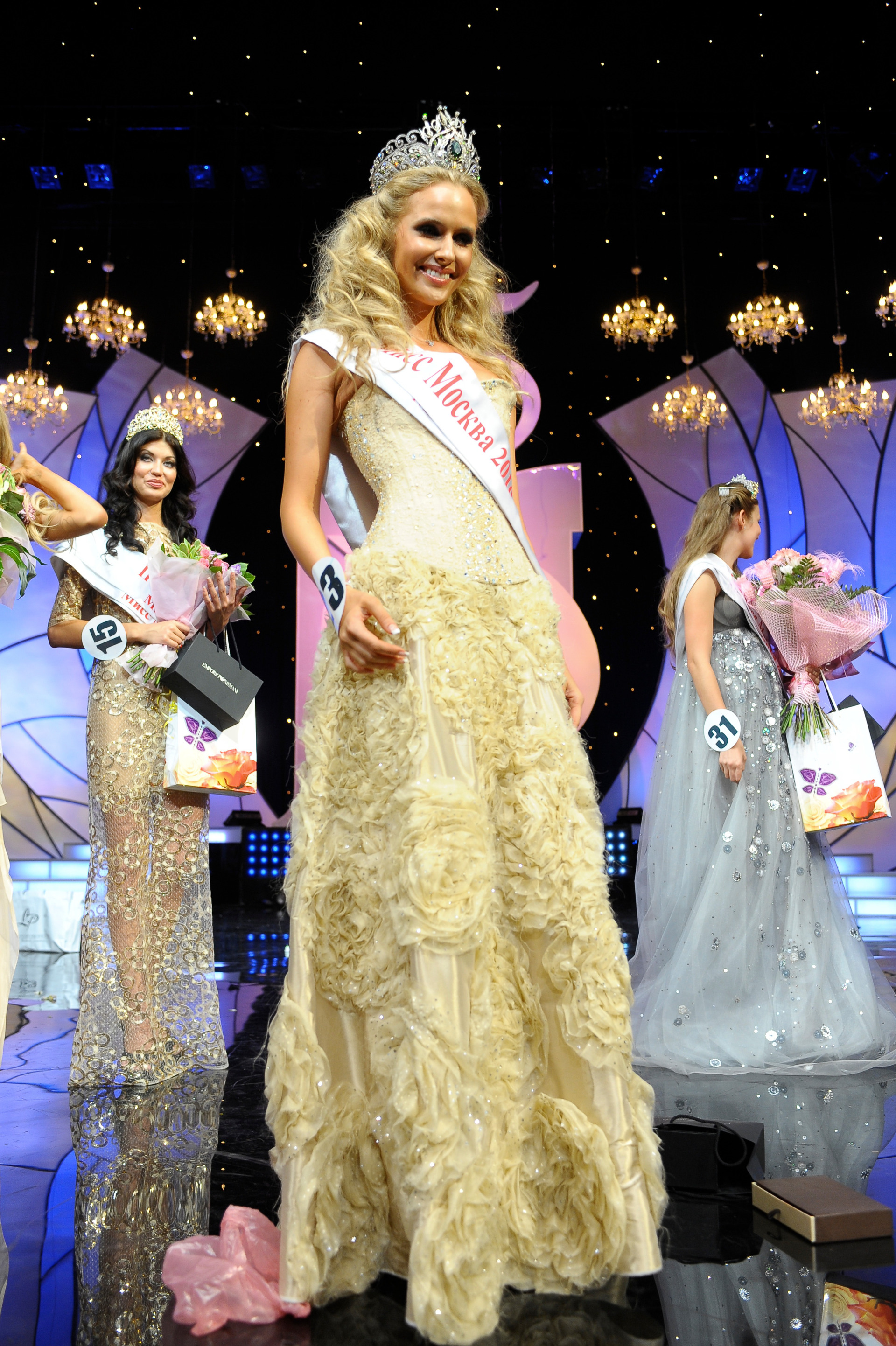 Победительница конкурса красоты «Мисс Москва — 2010» Наталья Переверзева на церемонии награждения в театре Et Cetera
