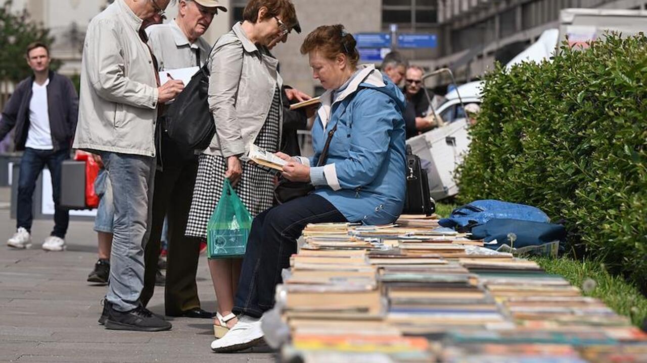 Люди на улицах Москвы