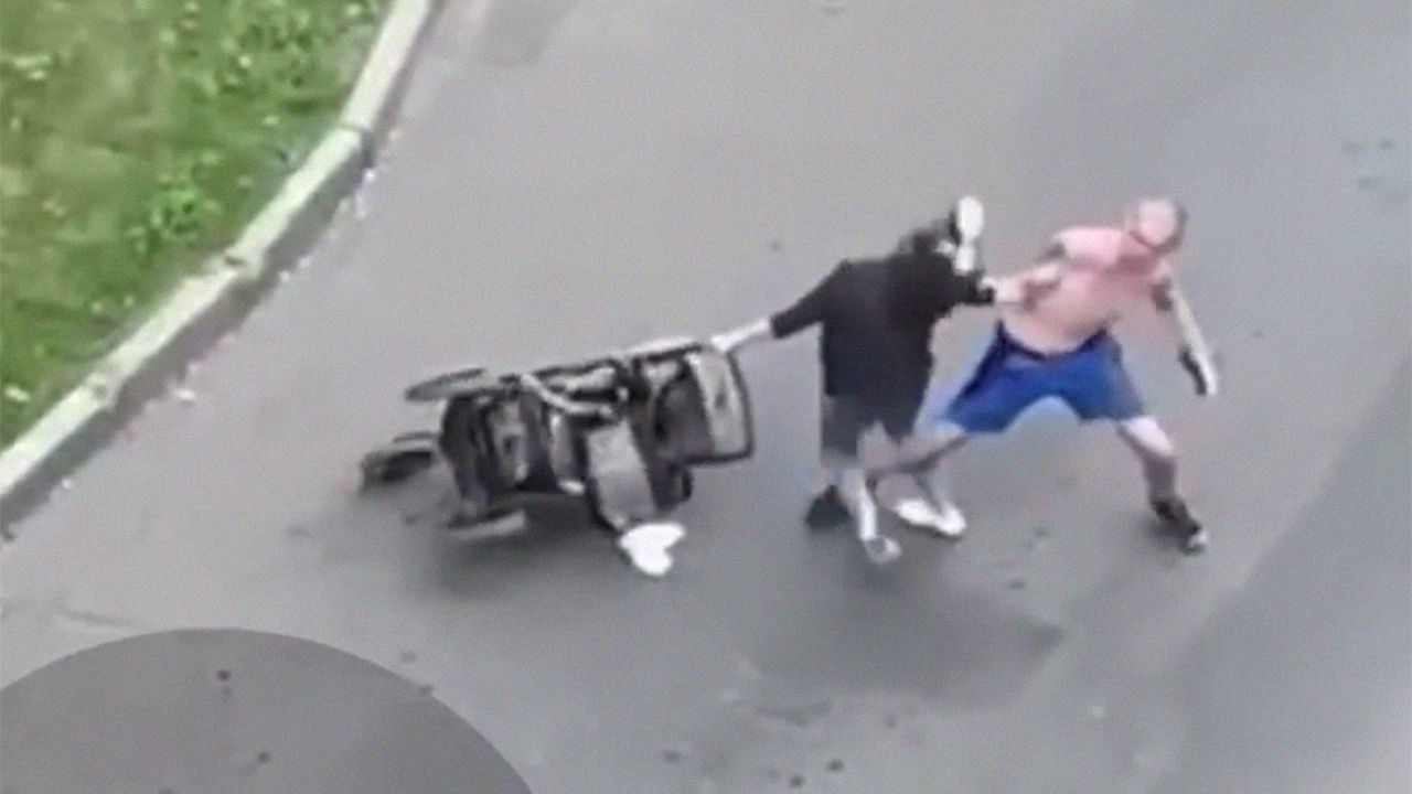 женщины нападают на мужчин