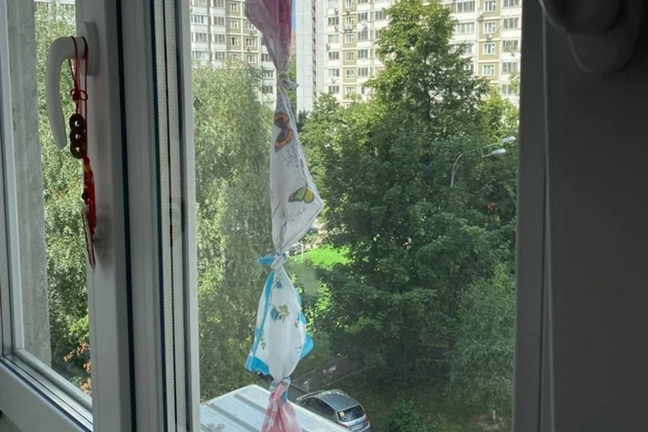 Вывешенная из окна многоэтажки «гирлянда» из платков обеспокоила москвичей