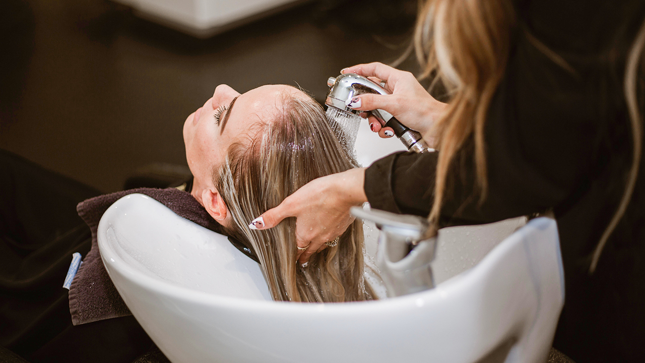 Парикмахер-стилист рассказала о грамотном уходе за окрашенными волосами ...