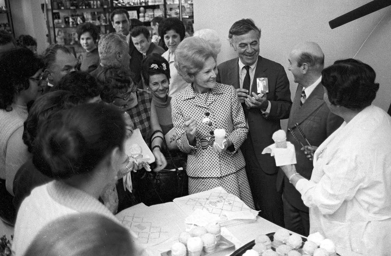 Супруга Президента США Патриция Никсон пробует мороженное во время посещения Государственного универсального магазина, 1972 год