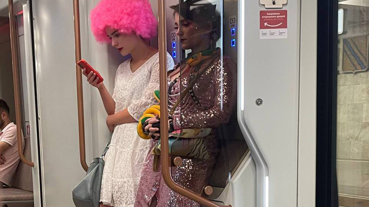 В московском метро заметили сбежавших из цирка клоунесс