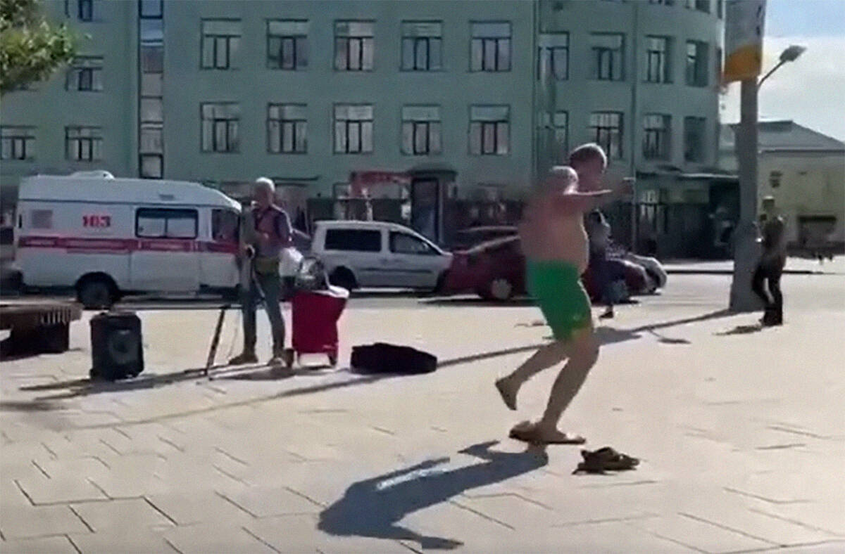 Танец полуголого мужчины в центре Москвы попал на видео
