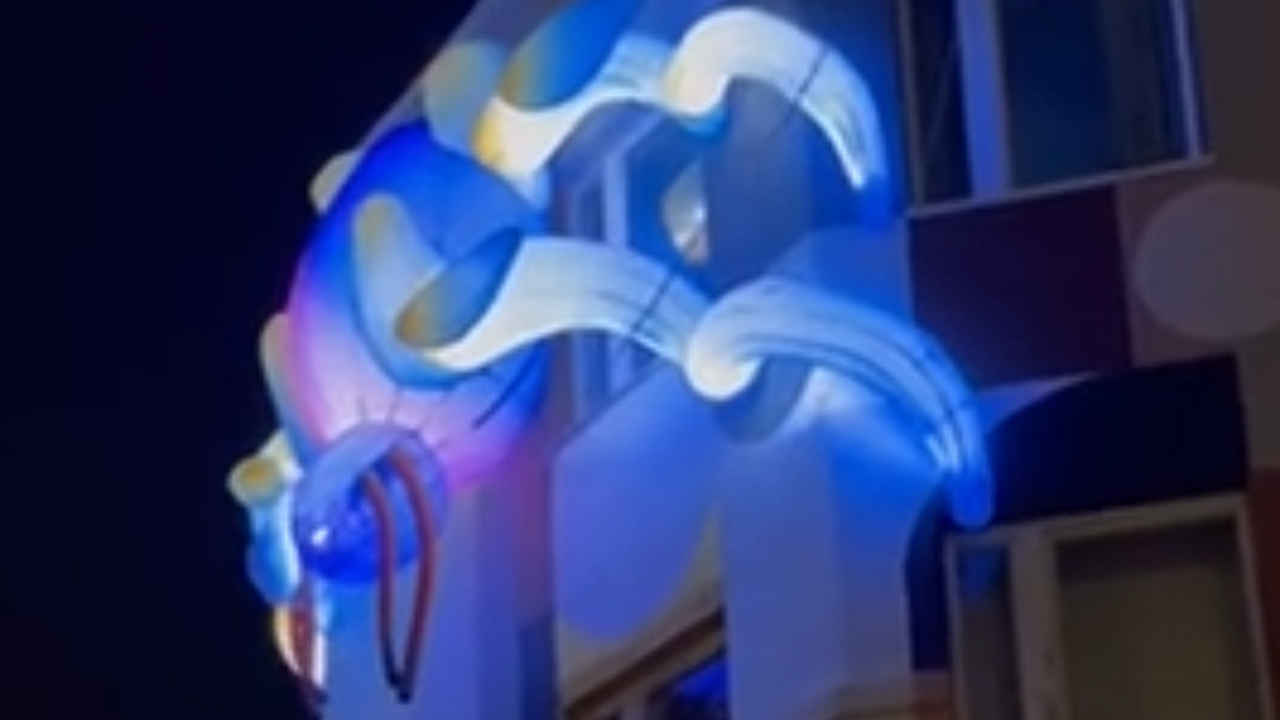 Огромный светящийся паук на фасаде здания попал на видео в Москве ...