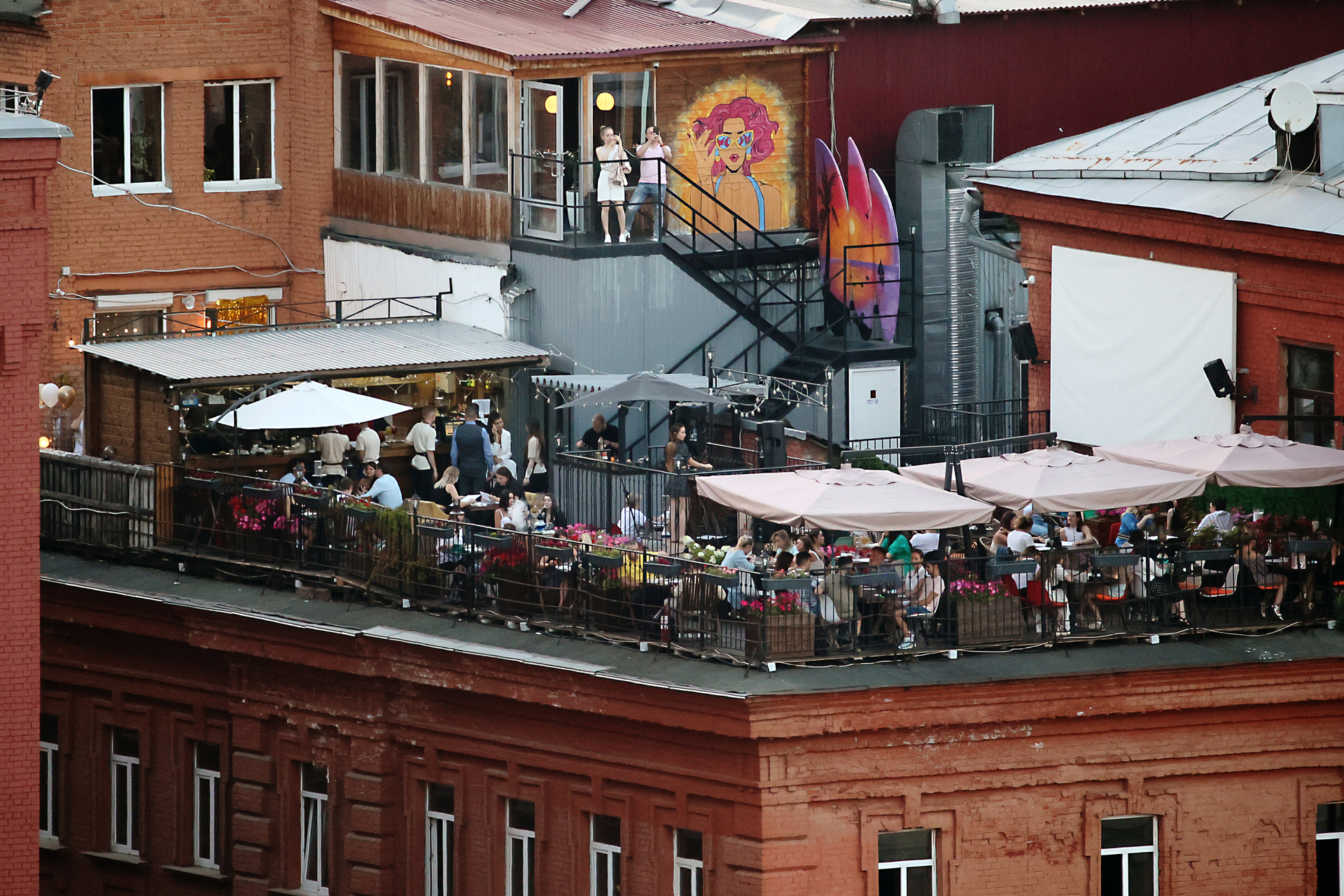 Ресторан на крыше офисного центра "Красный Октябрь" в Москве.