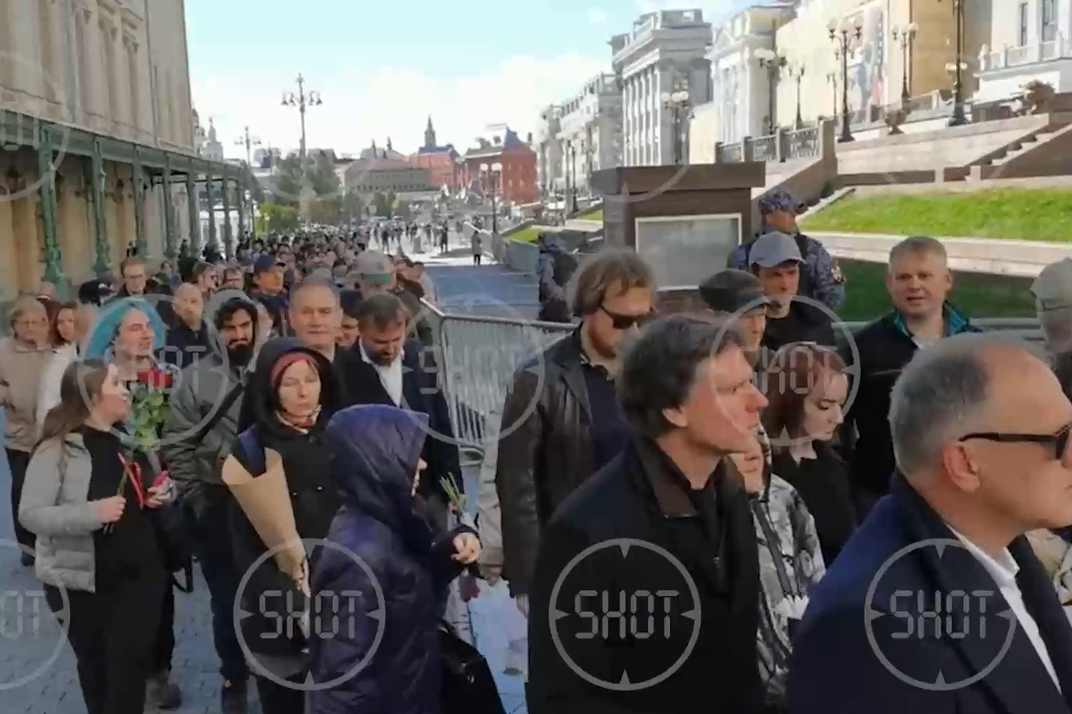 Огромная очередь на прощание с Горбачевым в Москве попала на видео -  Мослента