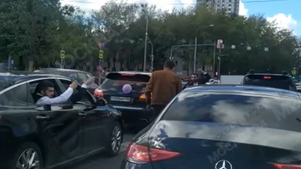 Танцы на проезжей части в Москве попали на видео - Мослента