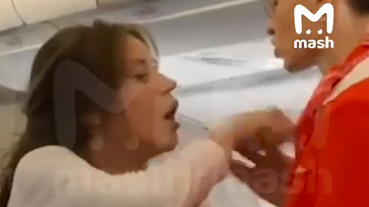 волочкова дебош в самолете. пьяный дебош в самолете. дебоши на борту авиалайнеров. пьяный дебош в самолете. красивые пассажирки в самолете.