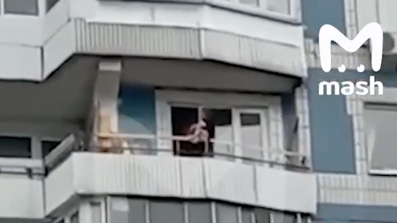 Девушка выбросилась из окна в Москве. Выбросилась из окна с детьми. Кто вылетел из больших девочек