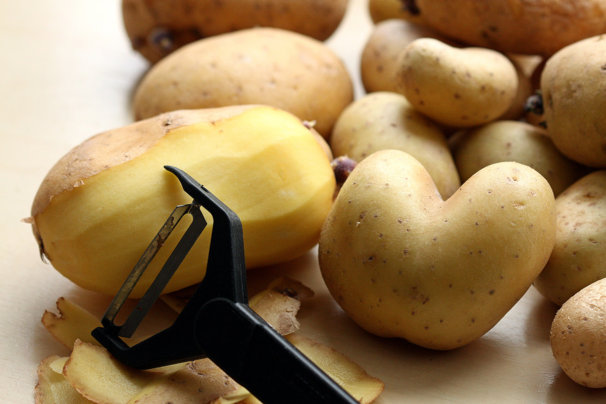 Терапевт предупредил о смертельной опасности ингаляций над горячей картошкой