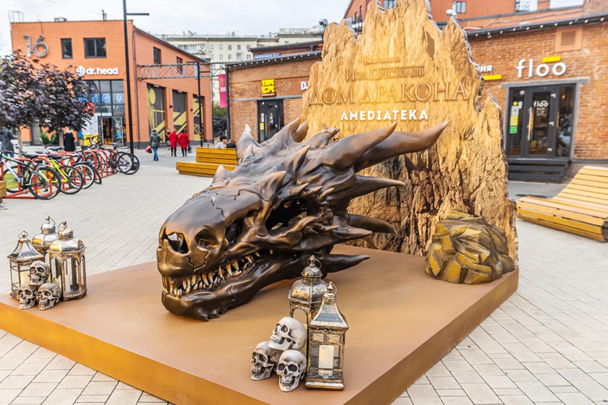 На московской улице установили огромный череп дракона