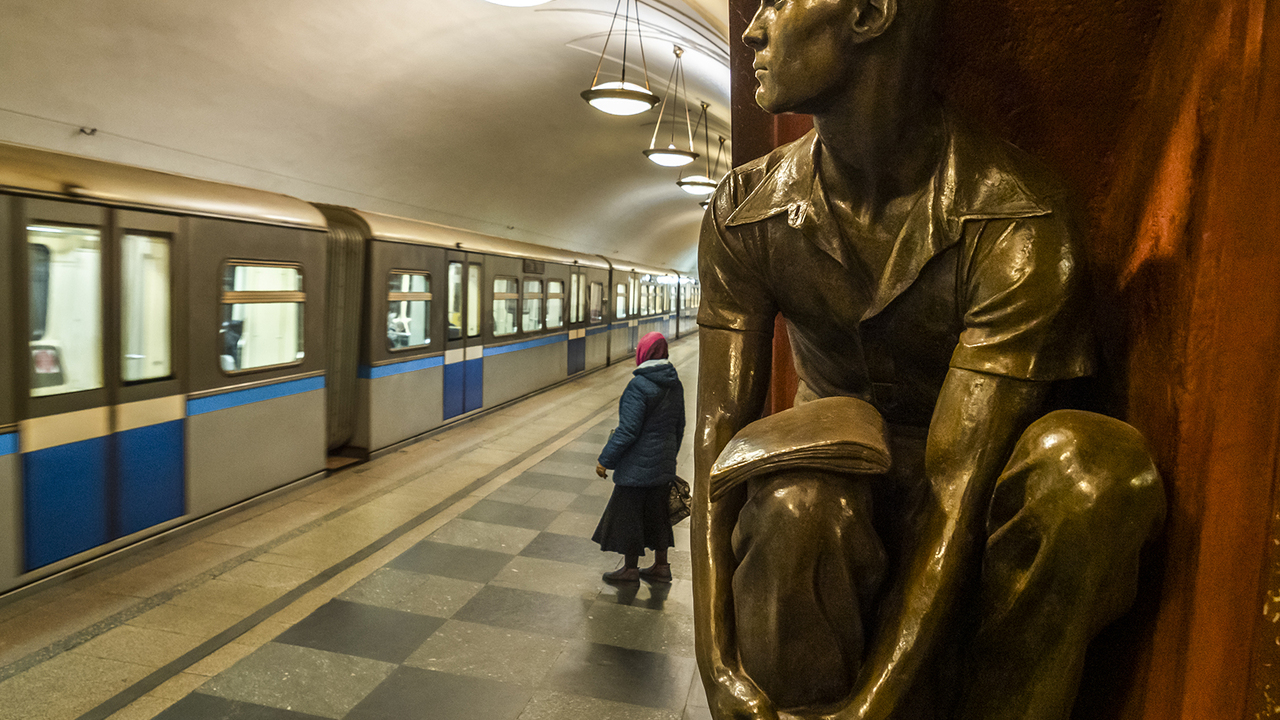 скульптуры на станции метро площадь революции
