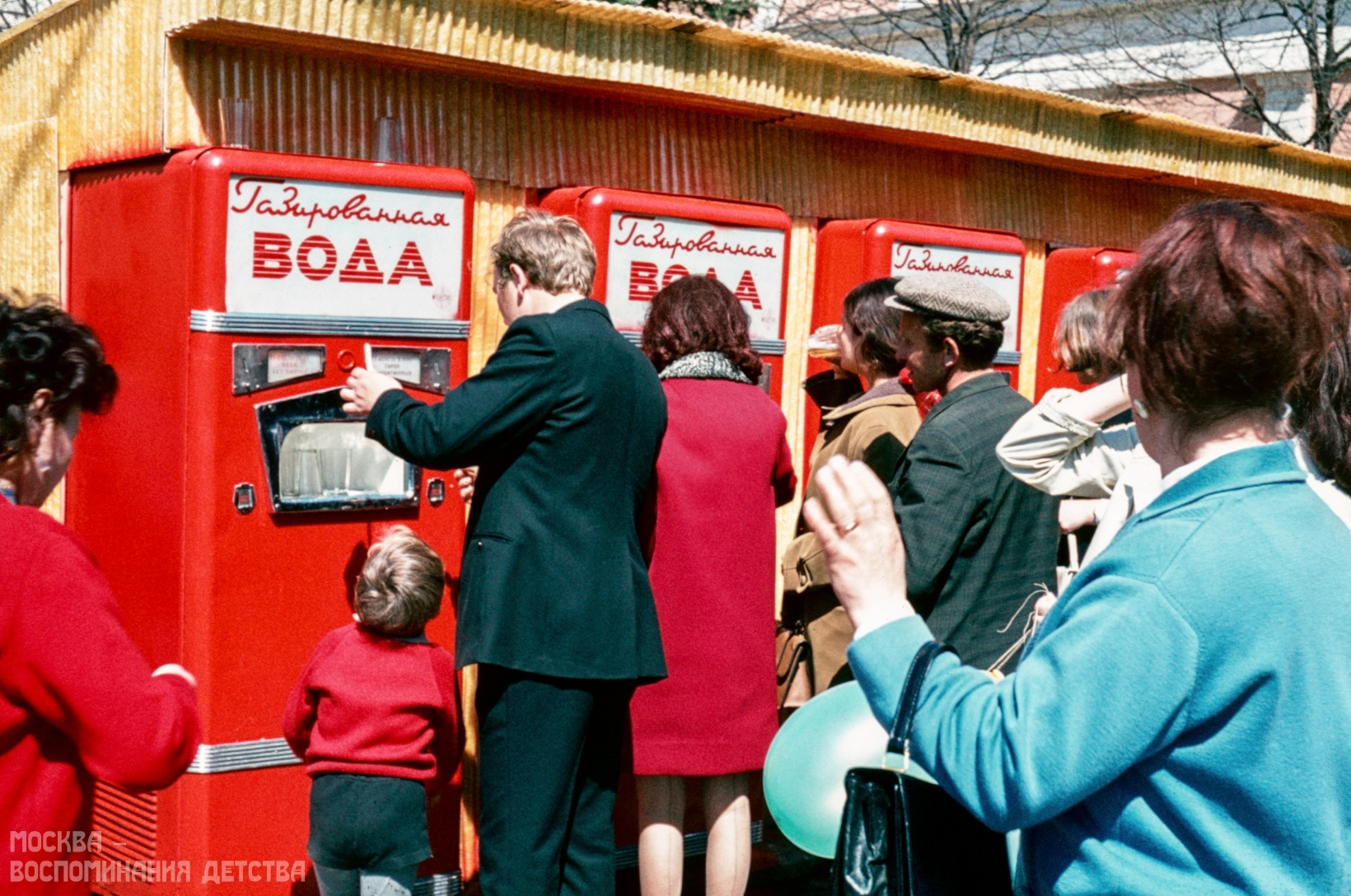 Москвичей возмутила антисанитария советских автоматов с газировкой