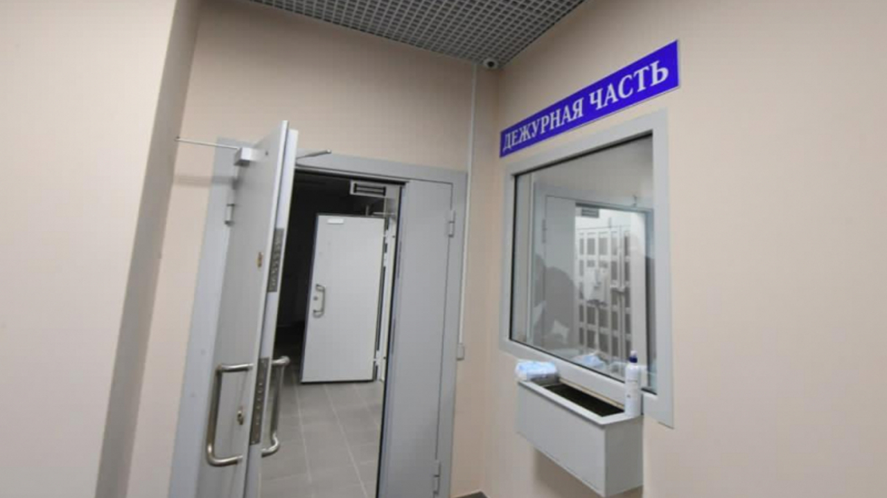 Трое полицейских пострадали при наезде грузовика на их машину в ...