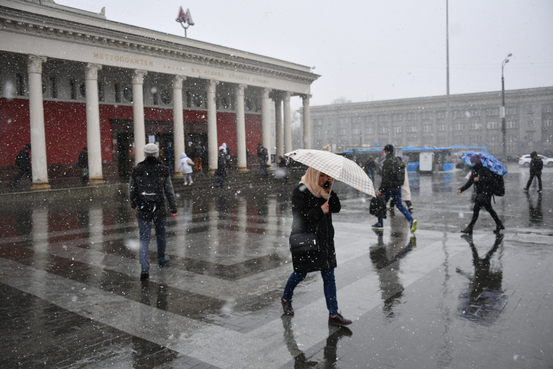 Погода москва 17 апреля. Первый снег в Москве. Дождь со снегом в Москве. Мокрый снег в Москве. Москва в ноябре.