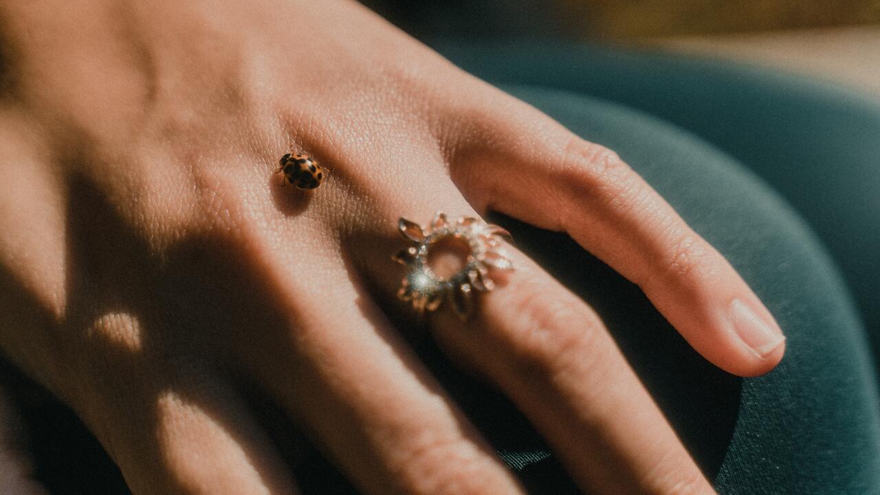 Жители Москвы массово начали покупать один вид золотых украшений - Мослента