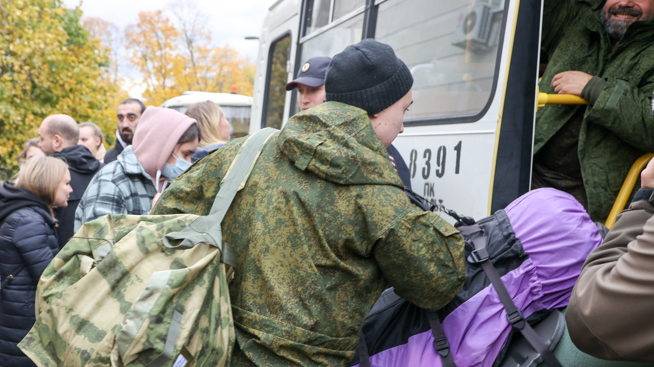 С какого момента вводятся в действие полностью или частично планы гражданской обороны