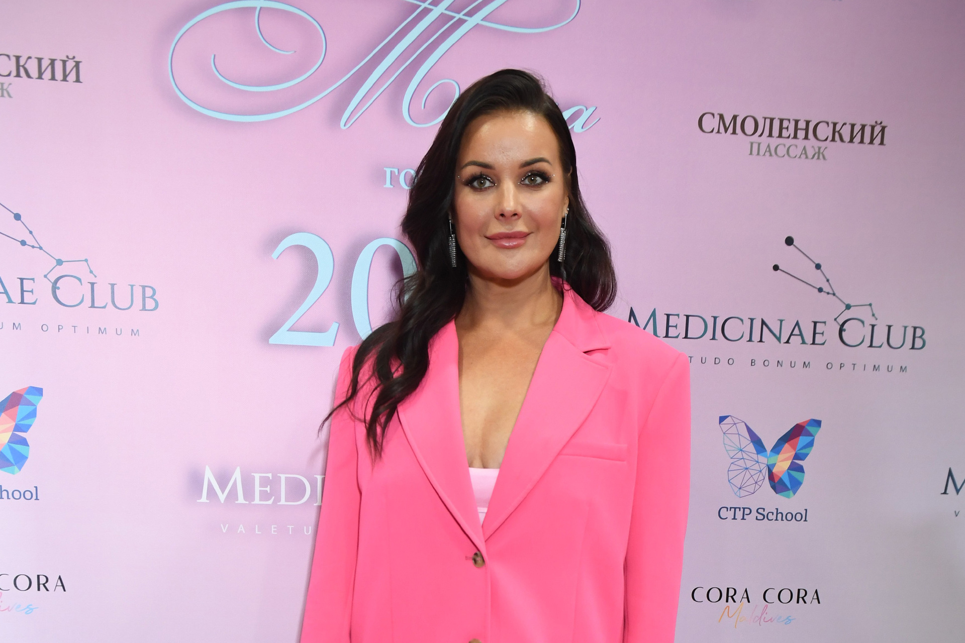 Экранға үйкелген кеуделер Ұйықтап жатқан мас апаны сиқырлайды