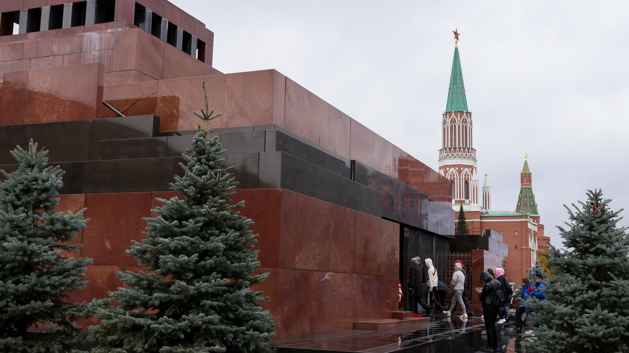 Мавзолей закрыт. Мавзолей Ленина в Москве. Ленин в мавзолее 2022 внутри.