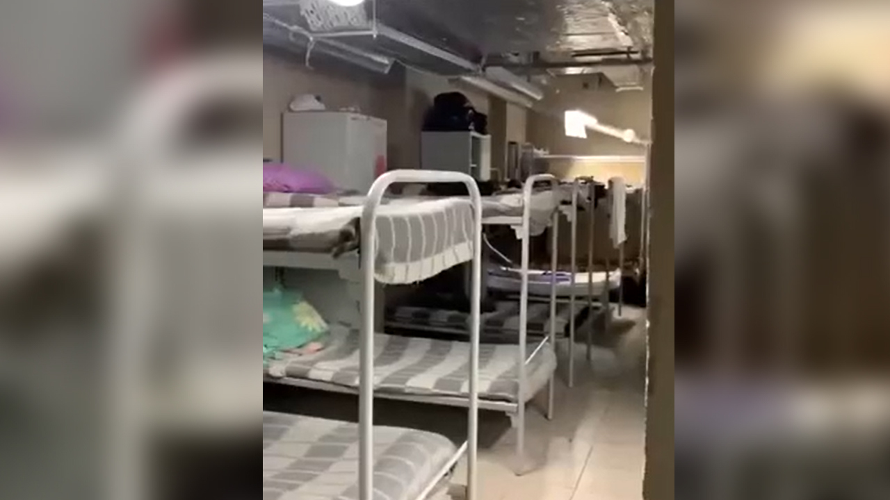 Незаконный хостел в подвале столичного ЖК попал на видео - Мослента
