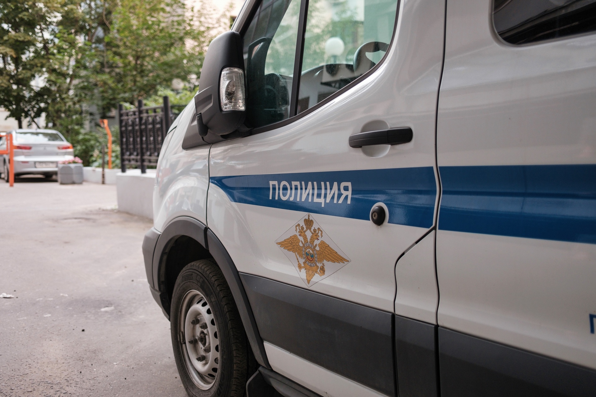 Испуганного ребенка без взрослых обнаружили на остановке в Москве