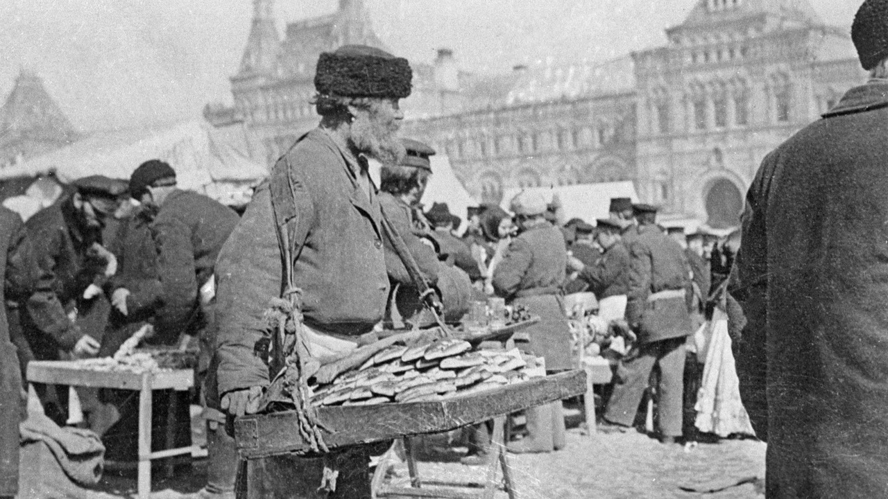 Папиросы, табак и гильзы с турецкой девицей, в супружеском деле большой  баловницей». Как жили уличные торговцы в Москве - Мослента