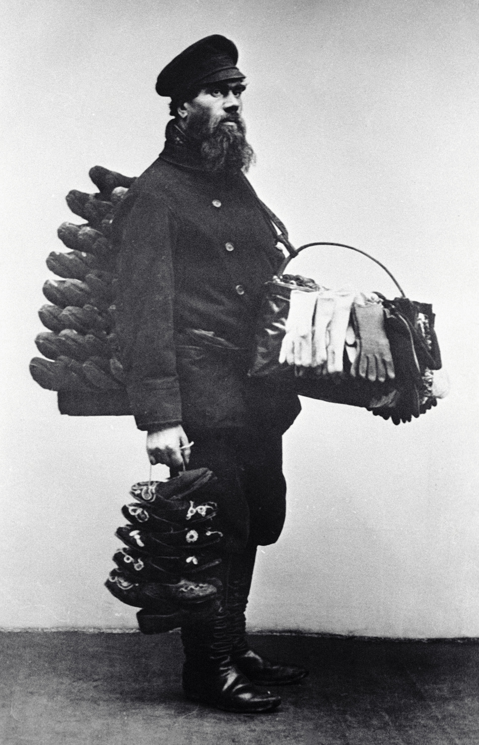 Московский продавец комнатных туфель и перчаток в 1913 году.