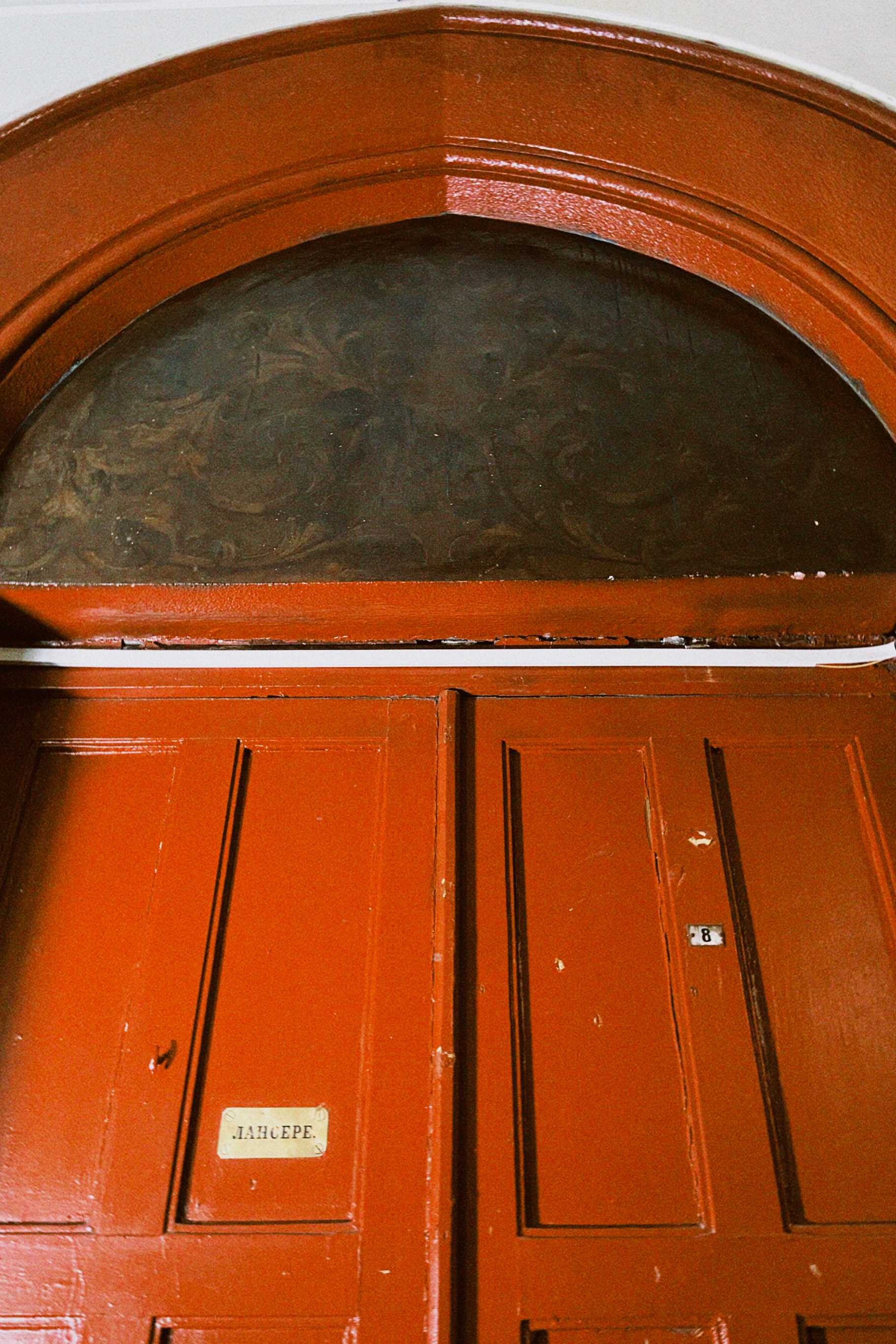Над дверью квартиры Лансере сохранилась орнаментальная роспись