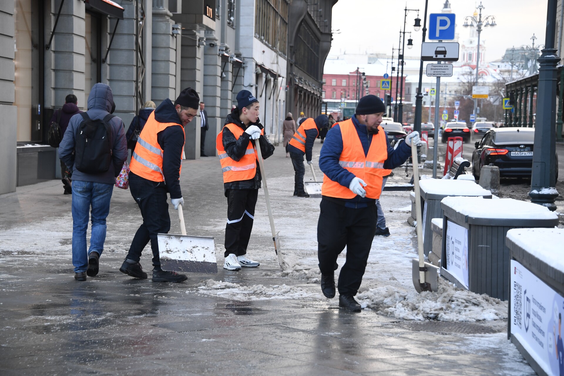 Москва столкнулась с нехваткой дворников перед началом зимы - Мослента