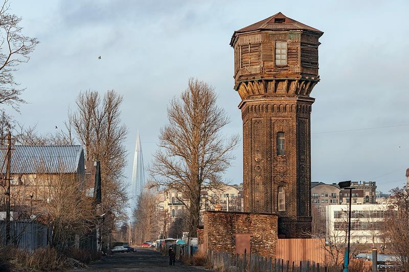Водонапорная башня на Шкиперском протоке в Санкт-Петербурге
