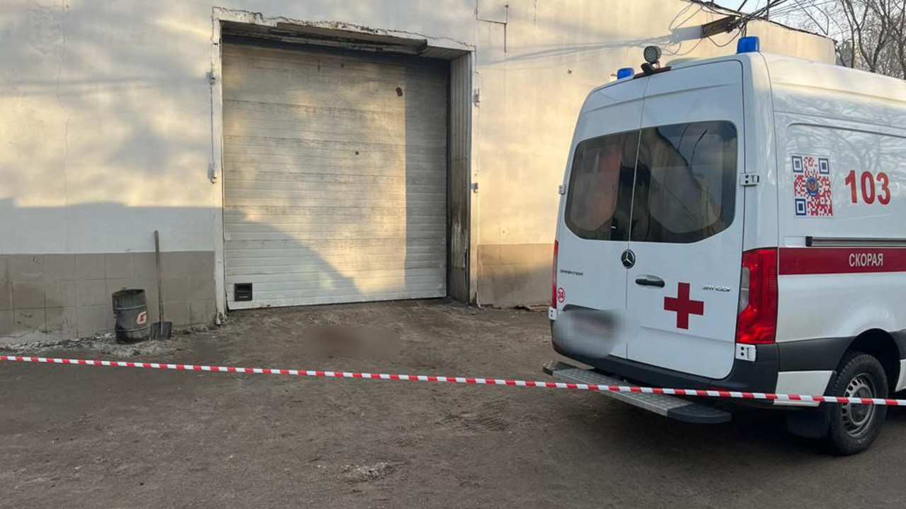 Мужчину насмерть придавило воротами автомойки в Москве - Мослента