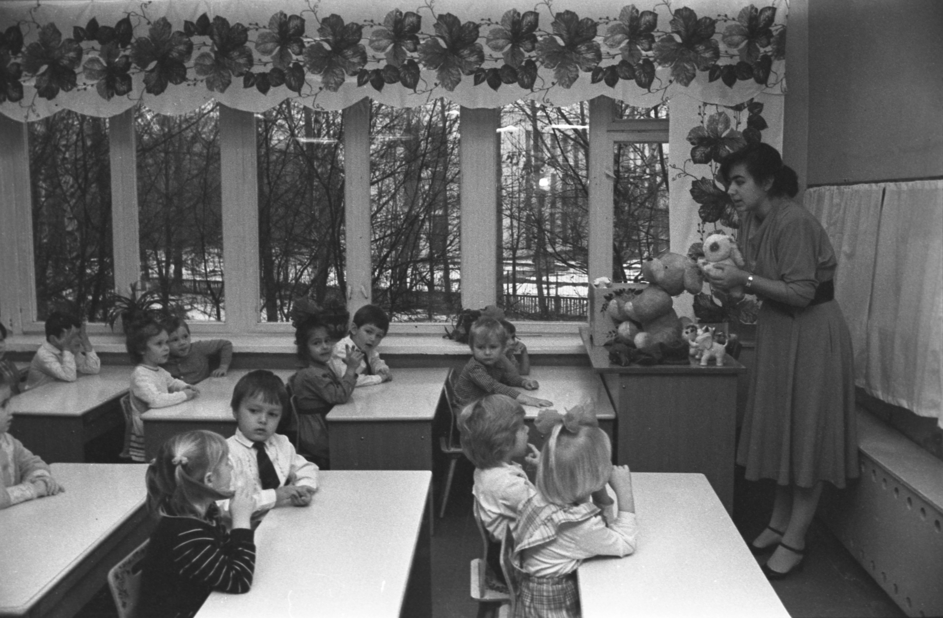 Урок французского языка в детском саду проводит преподаватель Вахобова. Москва, 1988 год