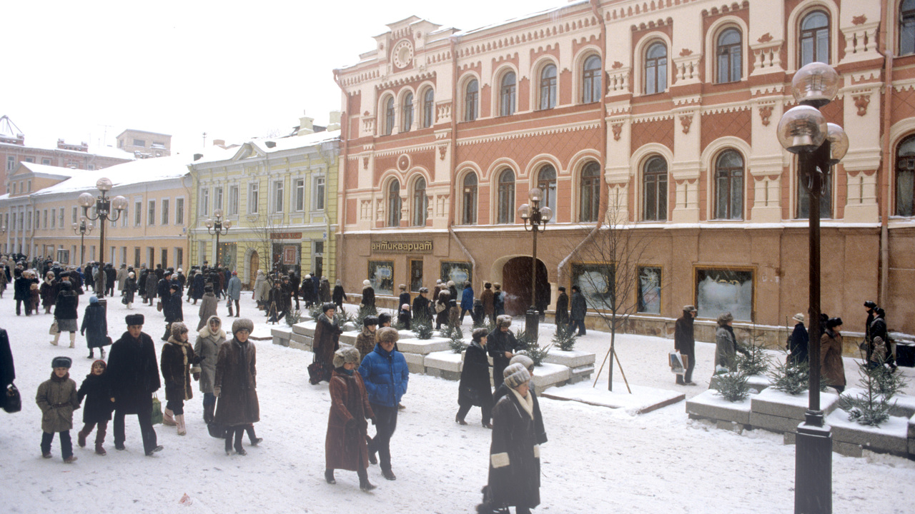 Тюмень арбат улица. Арбат Тюмень улица. Московские улицы. Тюменский Арбат пешеходная. Тюменский Арбат пешеходная зона фото.