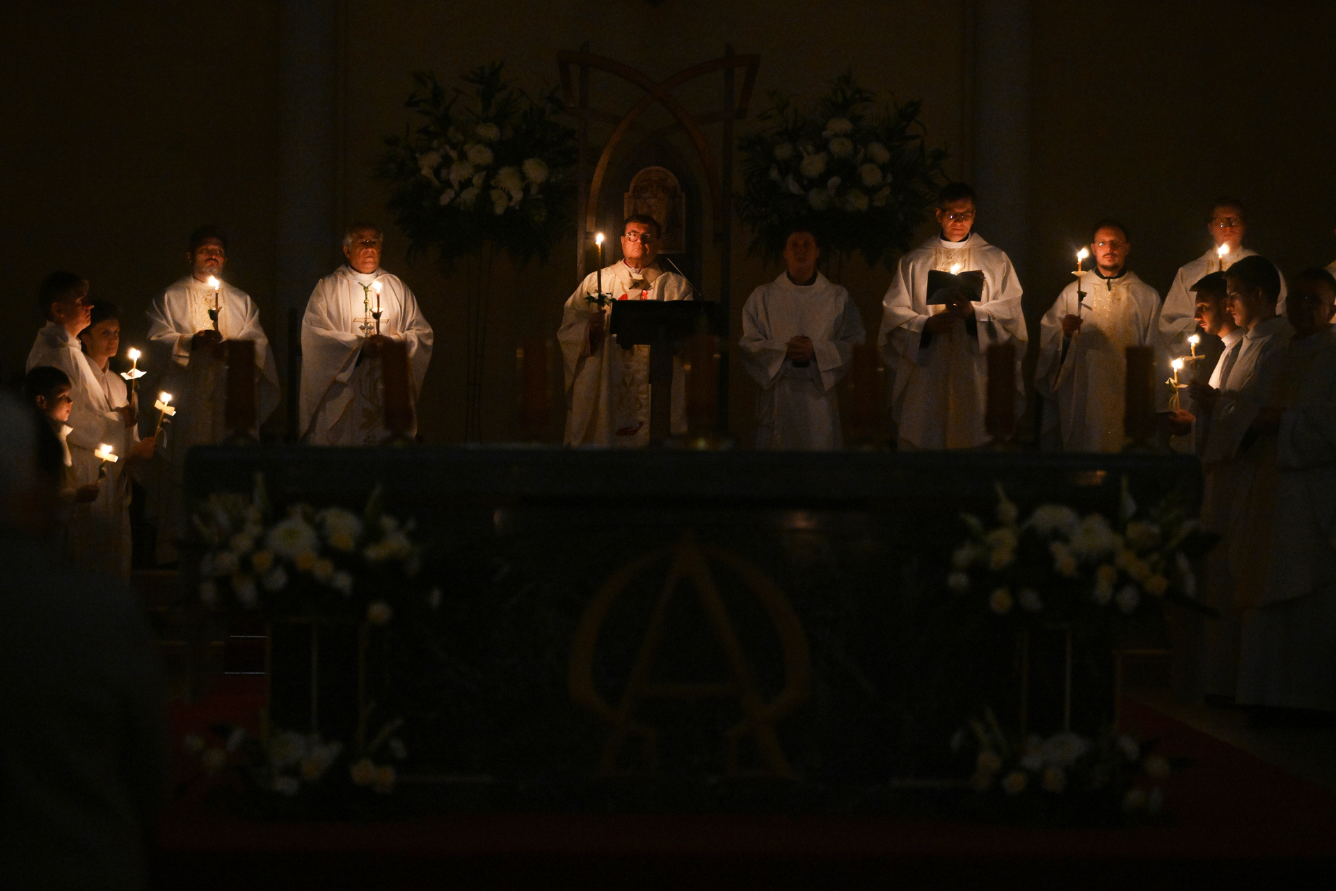 Священнослужители на праздничном пасхальном богослужении в Римско-католическом кафедральном соборе Непорочного Зачатия Пресвятой Девы Марии в Москве