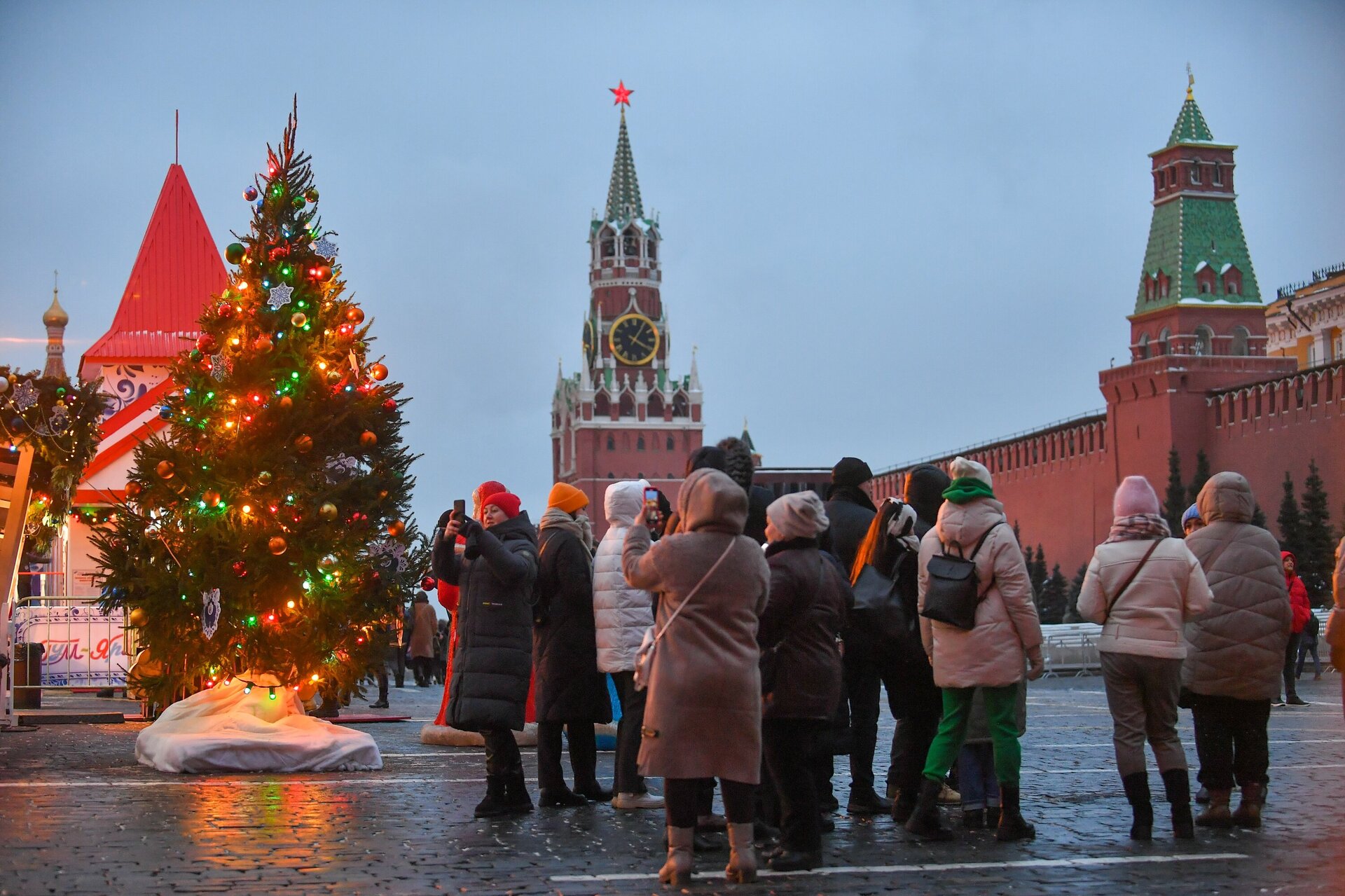 Мужчина попытался поджечь новогоднюю елку на Красной площади