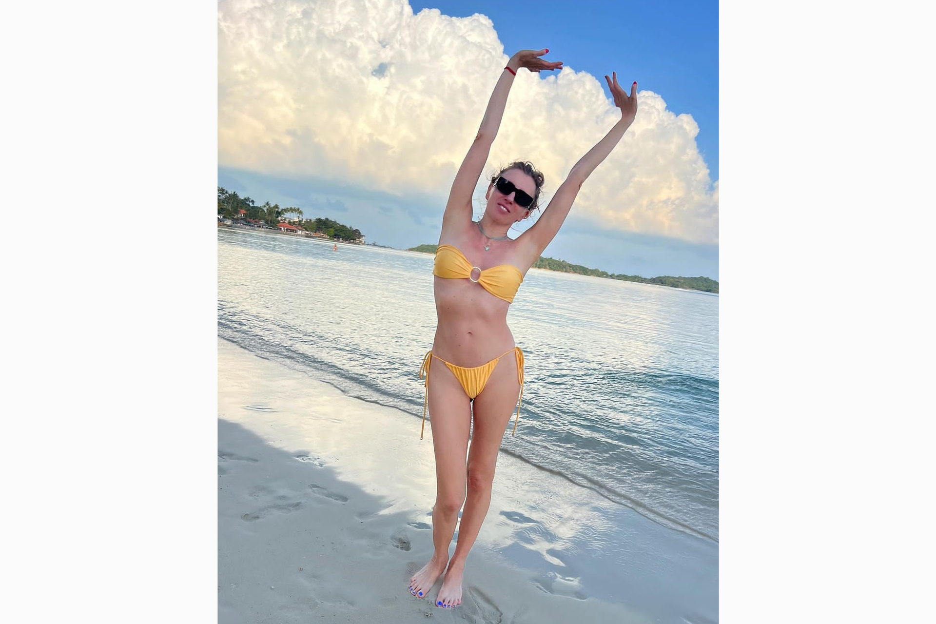 Завораживающая Виктория Асмус впечатляет своими великолепными формами в пляжном купальнике и не оставляет равнодушными ни одну душу