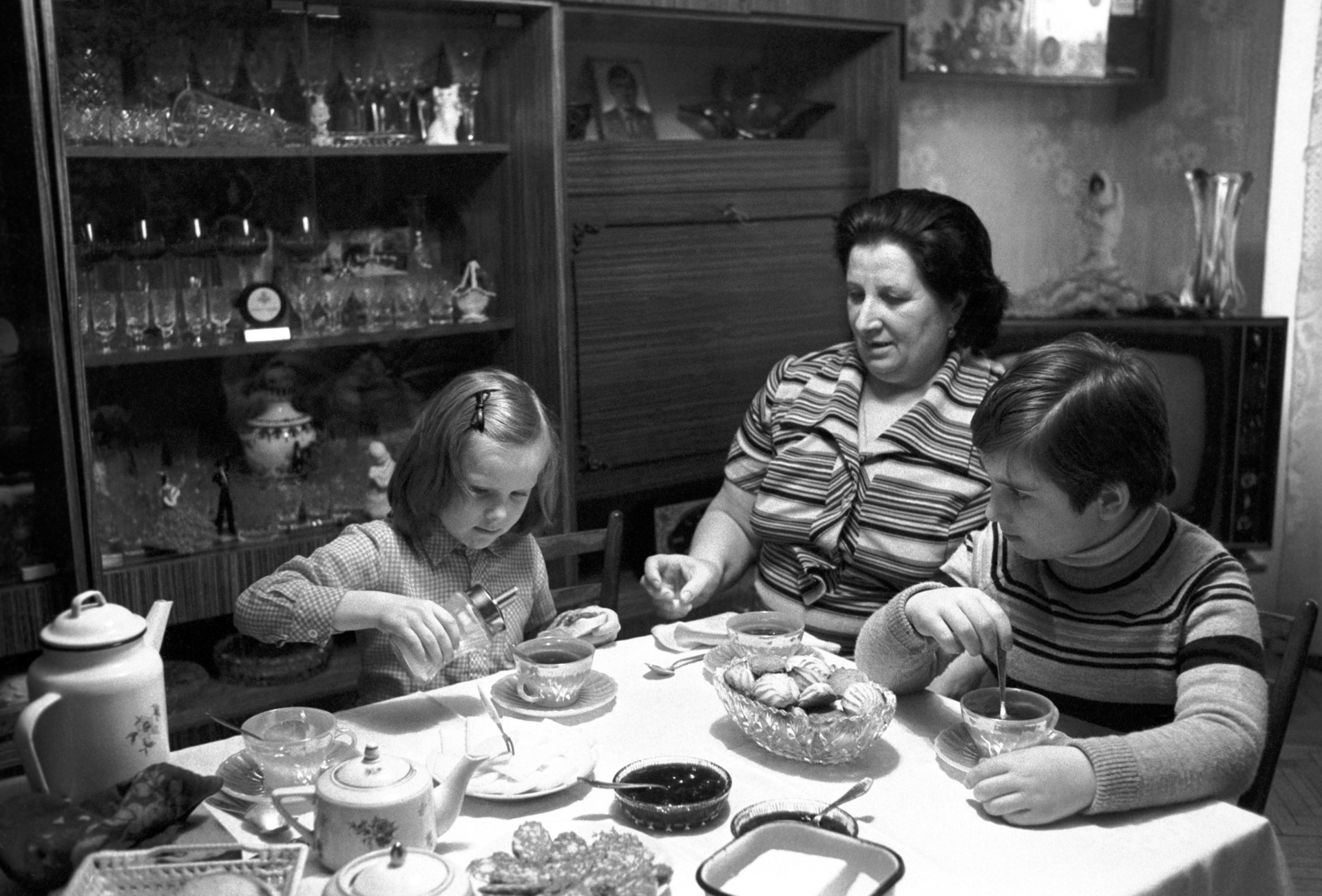 Мама легендарного хоккеиста Валерия Харламова с внуками Сашей и Бегонией за столом,1983 год, Москва
