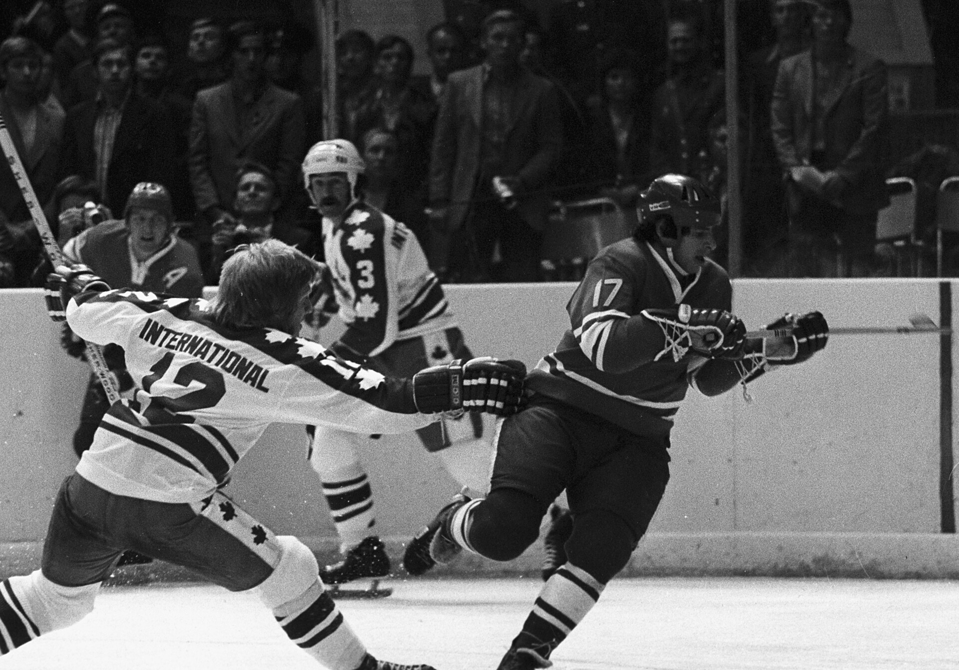 Пэт Стэплтон (№12) и Валерий Харламов (№17). Международный турнир по хоккею с шайбой между сборными командами СССР и Канады (ВХА), Дворец спорта в Лужниках, 1974 год