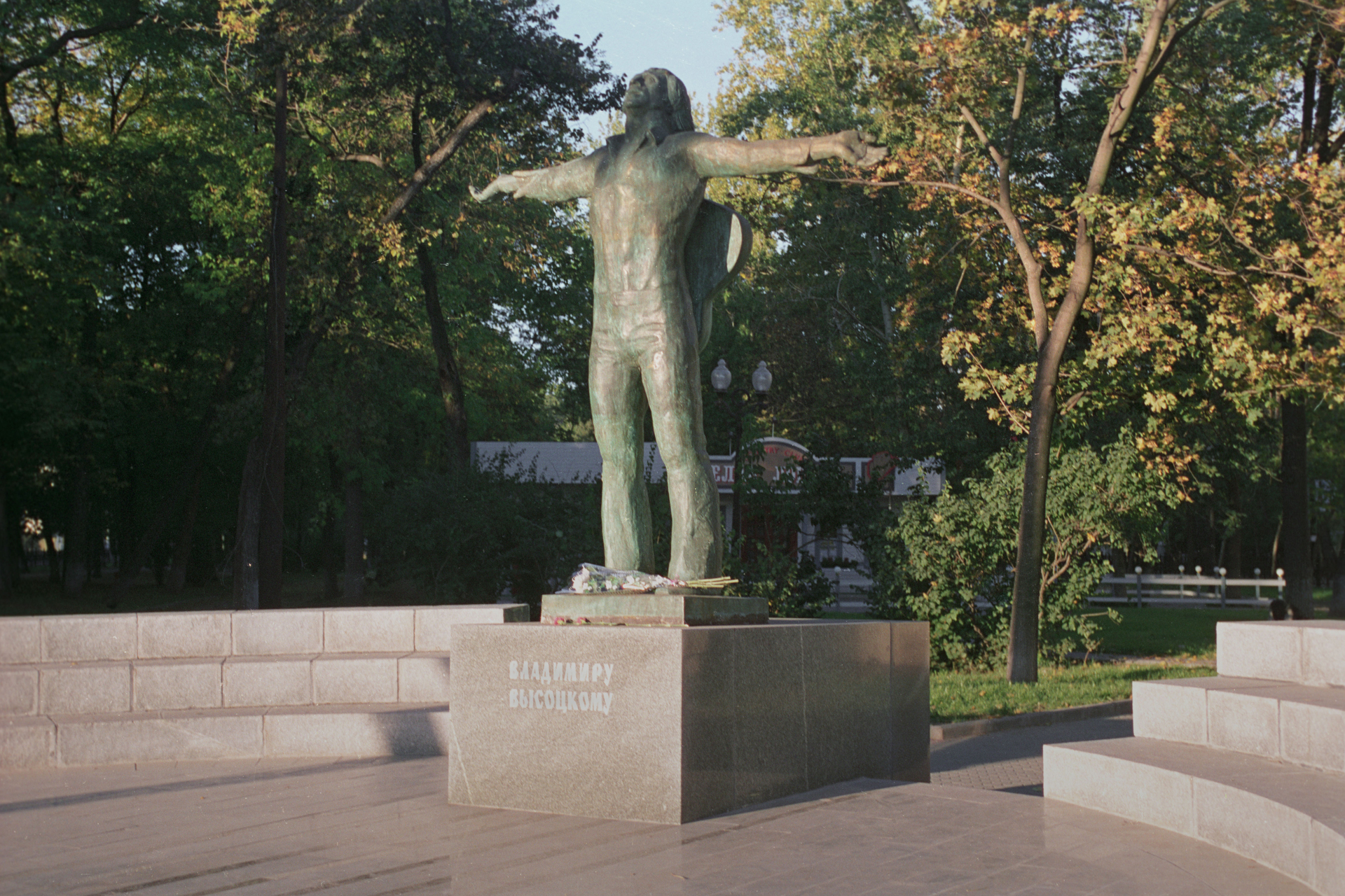 Памятник поэту и автору-исполнителю песен, актеру Владимиру Высоцкому на Страстном бульваре в Москве, открыт 25 июля 1995 года, скульптор Геннадий Распопов
