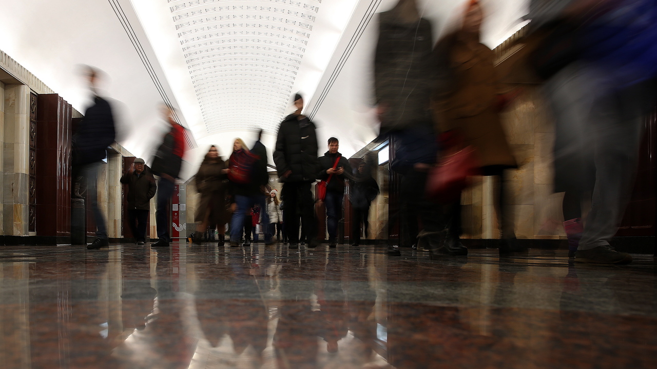 В Москве пассажир упал под прибывающий поезд метро и выжил - Мослента