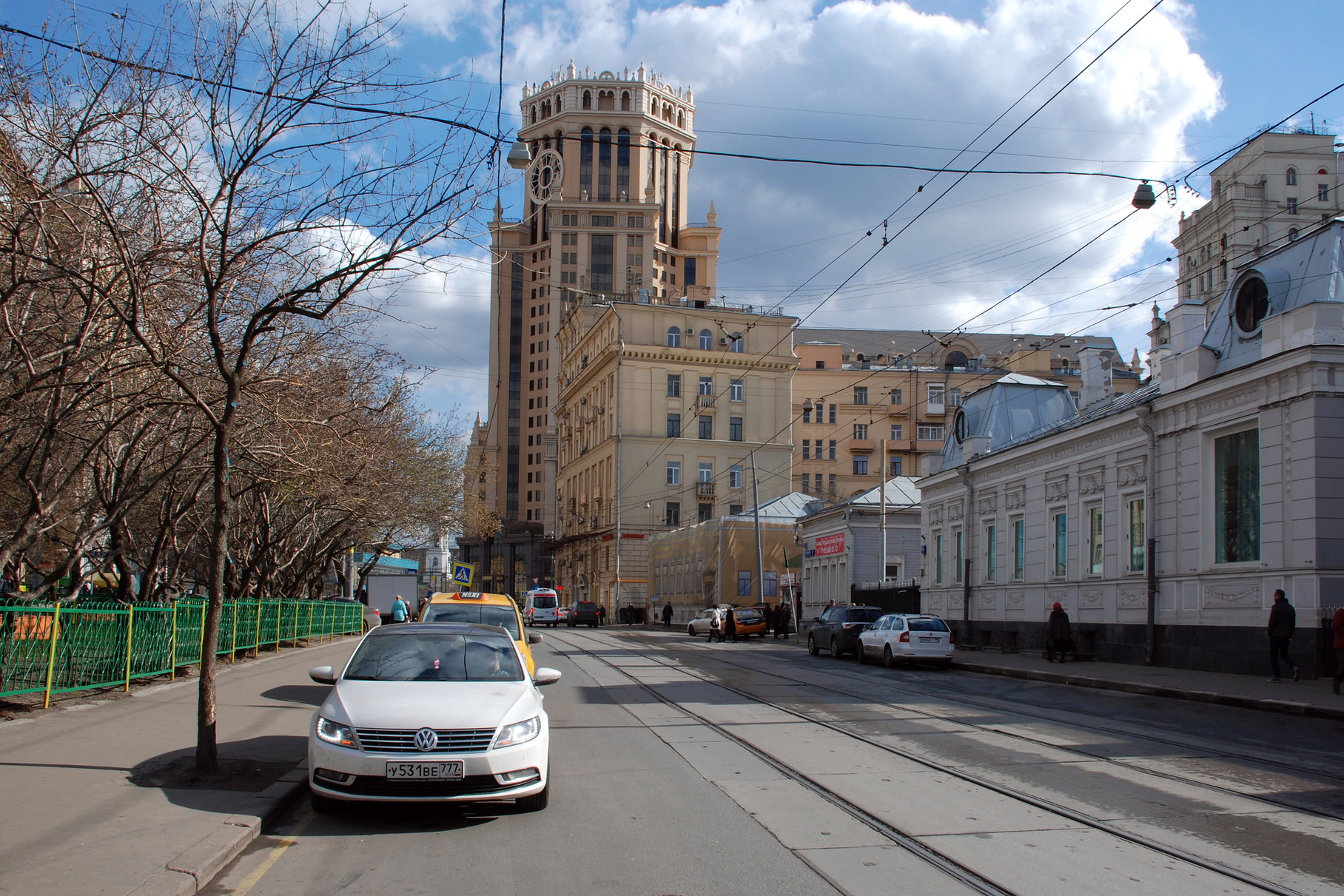 Новокузнецкая улица, справа — особняк Бачуриной-Смирновой