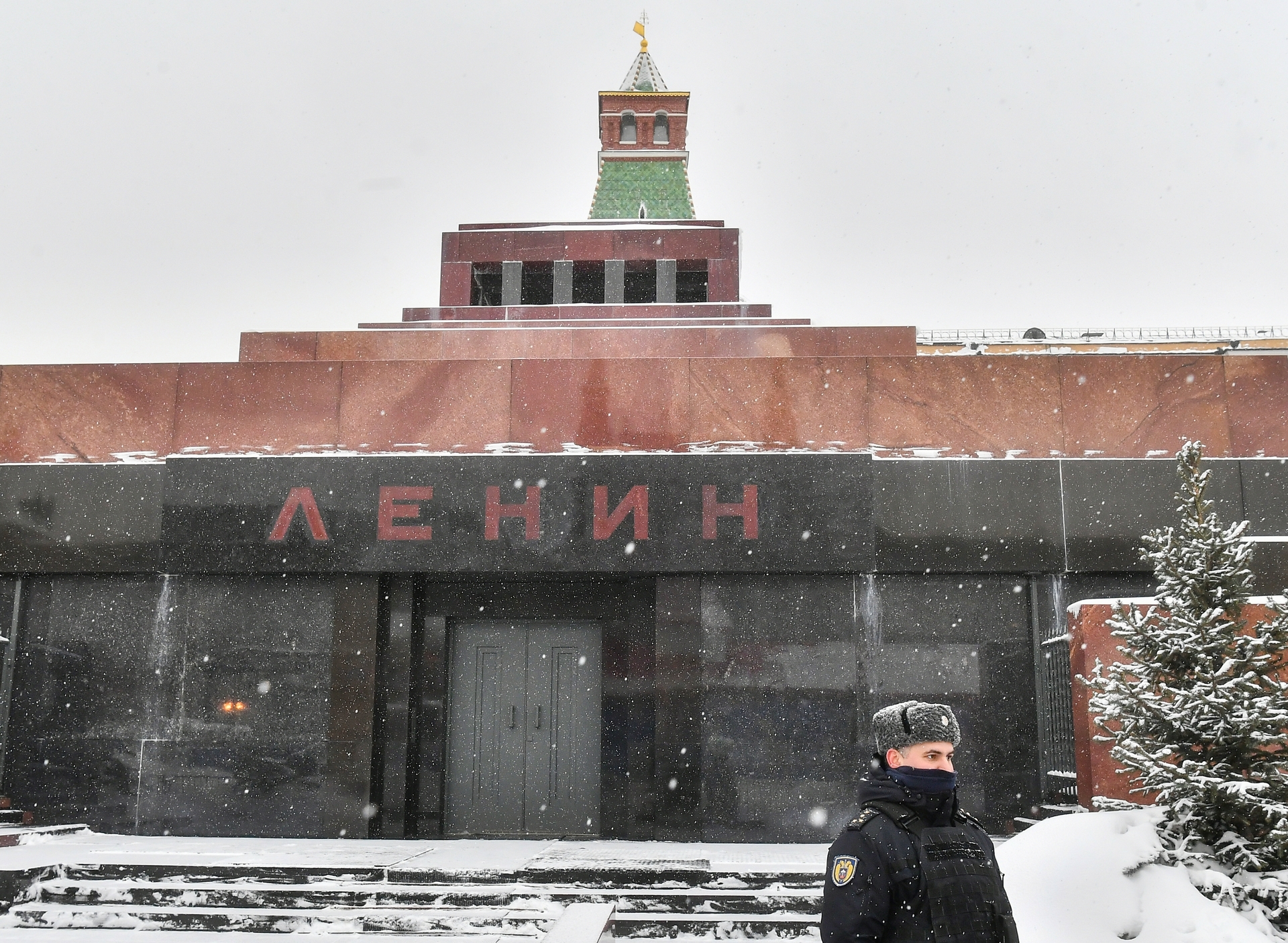 Сотрудник ФСО у мавзолея В.И. Ленина на Красной площади в Москве