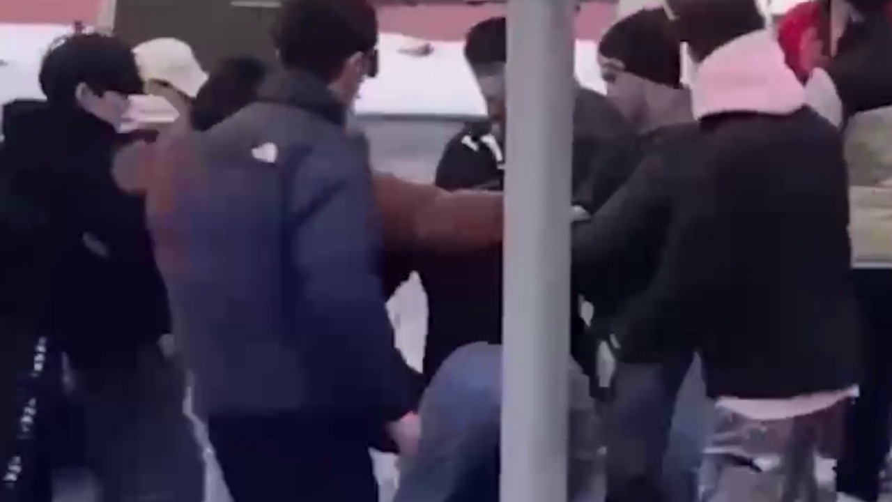 Нападение толпой. Полицейский избивает человека. Задержание молодых людей.