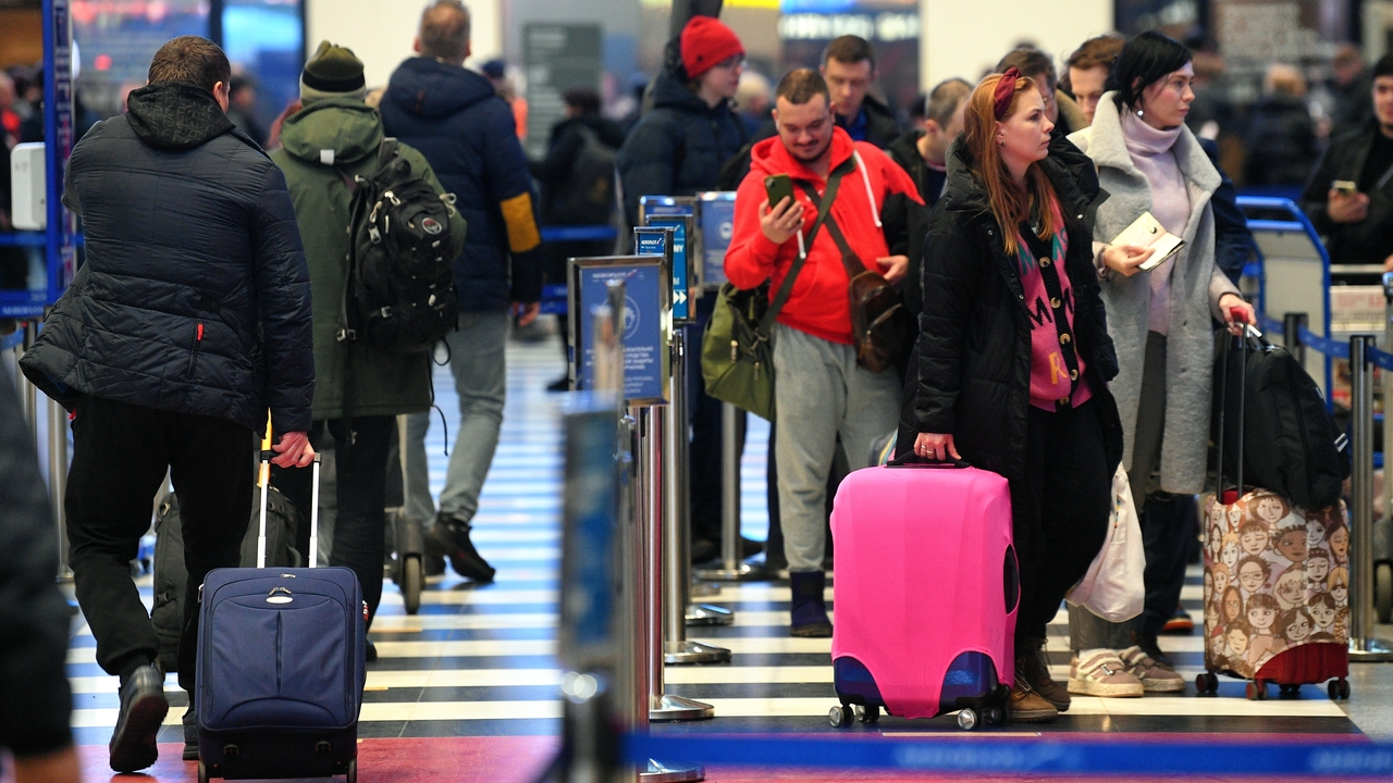 Огромные очереди в аэропорту Шереметьево попали на видео - Мослента