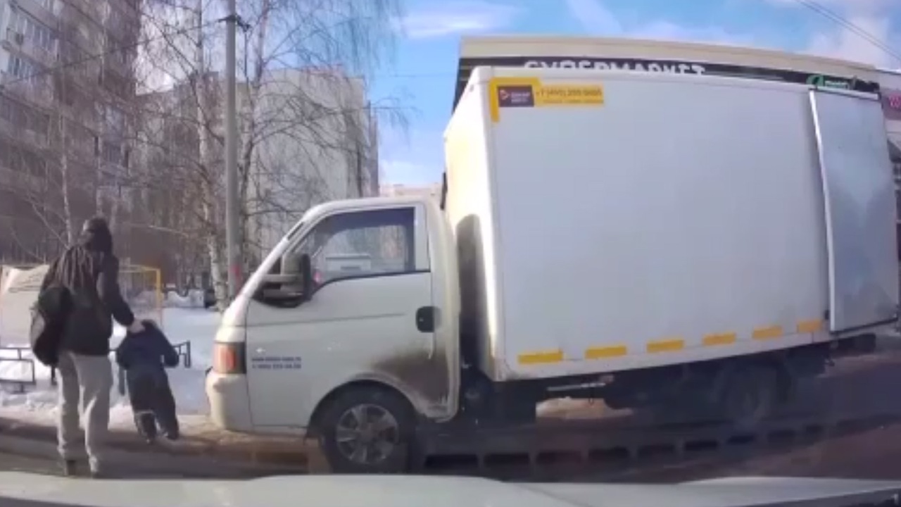 В Москве мужчина жестко бросил малолетнего сына в снег и попал на видео -  Мослента