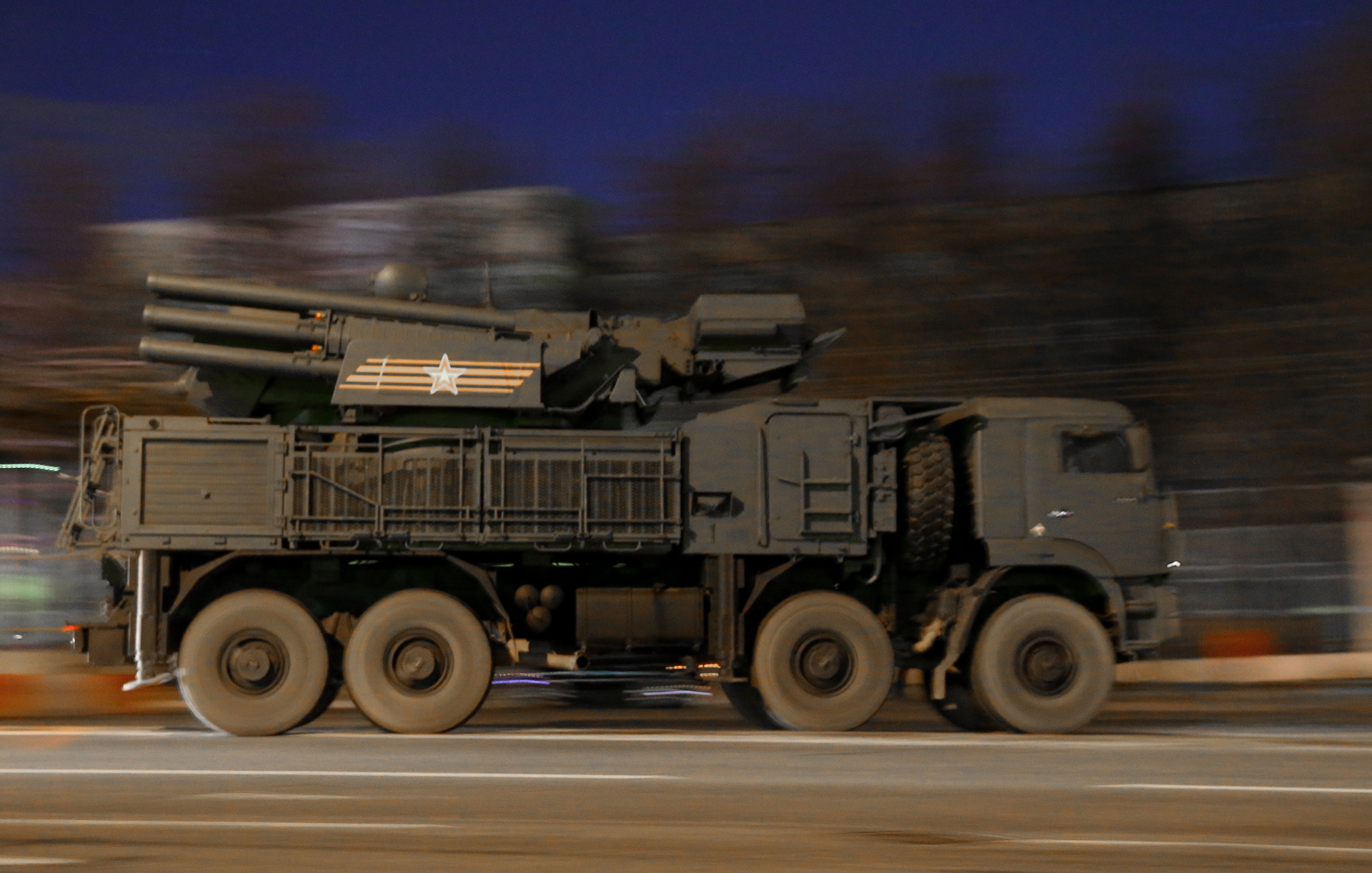 Длинная колонна военной техники на улицах Москвы попала на видео - Мослента