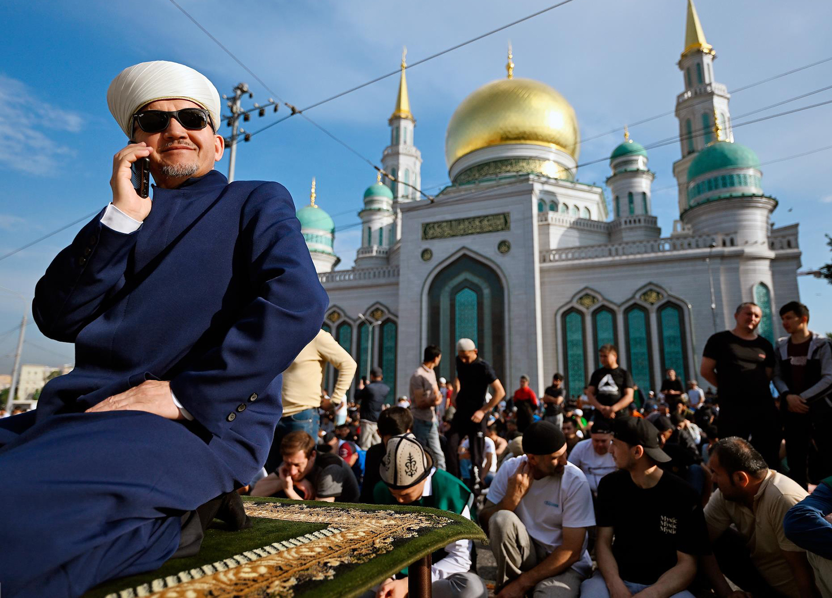 Праздник жертвоприношения Курбан-байрам. Верующие во время торжественного намаза у Московской Соборной мечети