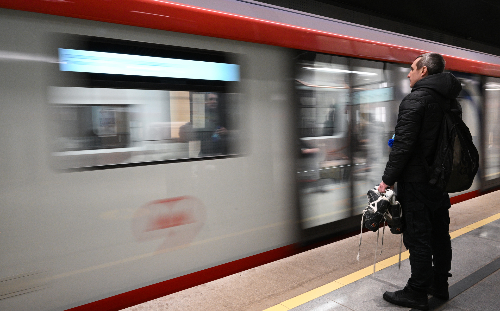 Танцующего «Человека-паука» заметили в вагоне столичного метро - Мослента